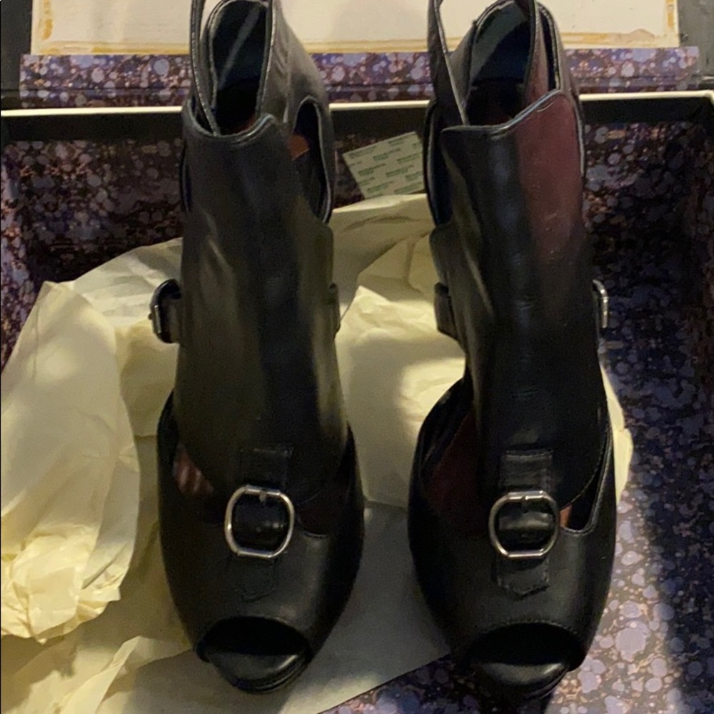 Black Leon Max Heels